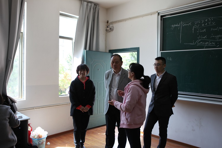 方董事长一行还实地考察了公司实验室与机房使用及分布情况.jpg